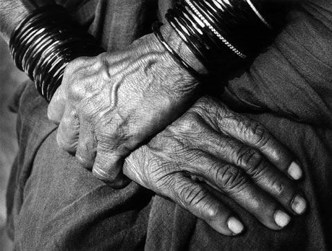 hands of an indian woman blood vessels